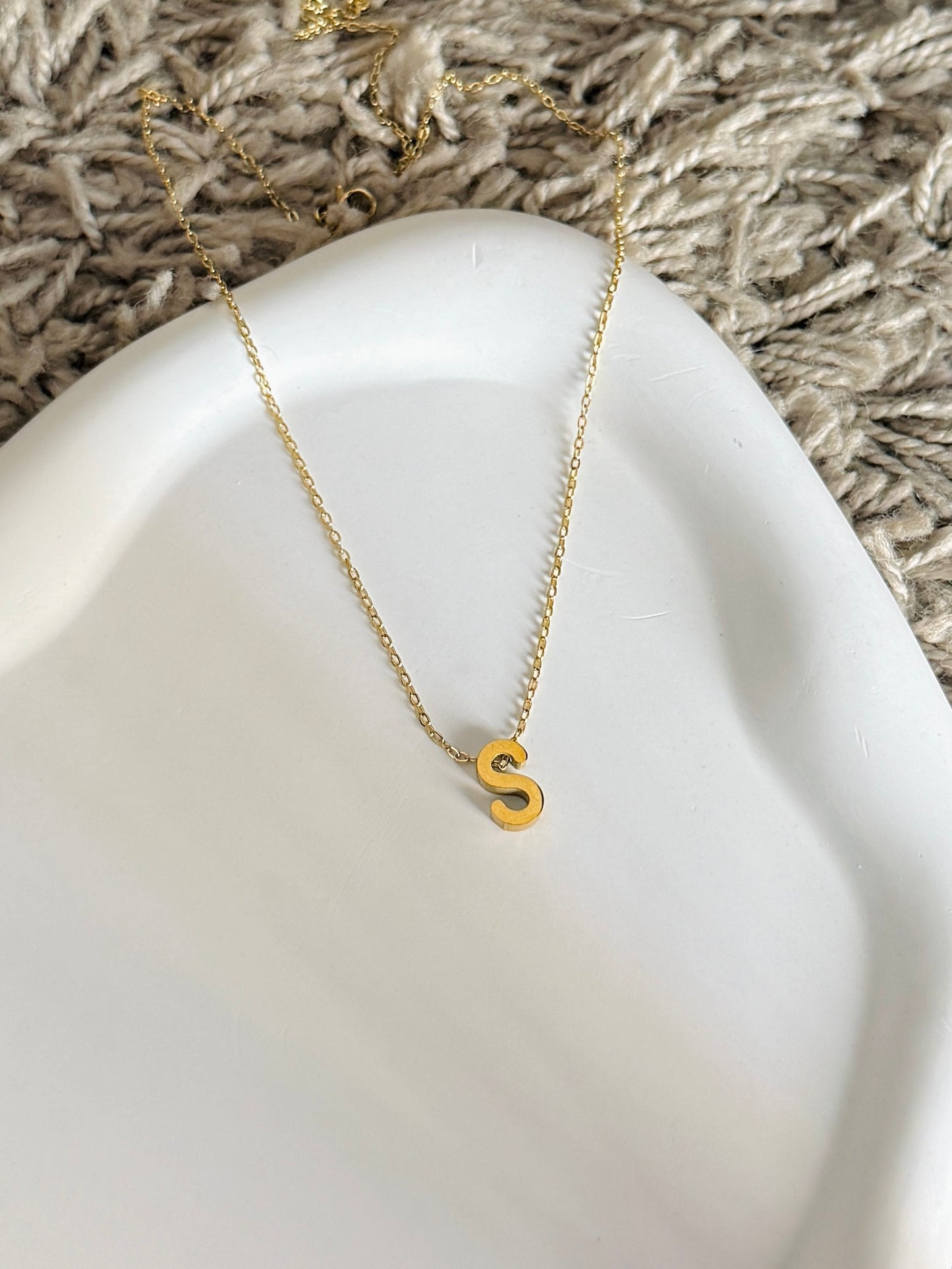 Initiale Necklace - A, S, M, R, H